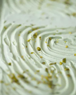 Helles Eis mit Pistazienstückchen