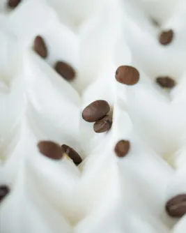 Weißes Eis mit ganzen Kaffeebohnen